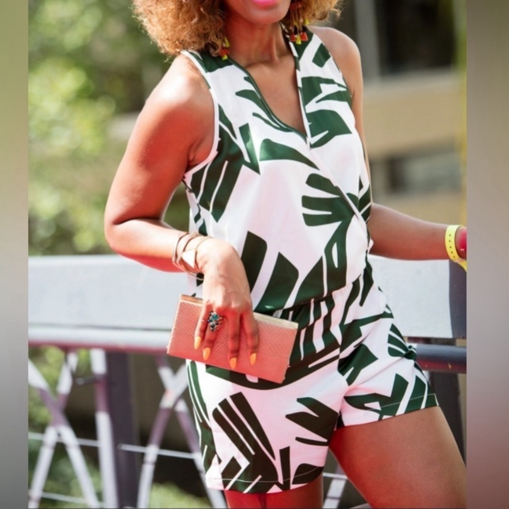 Saks Fifth Avenue Green and white floral romper women’s size medium NWOT